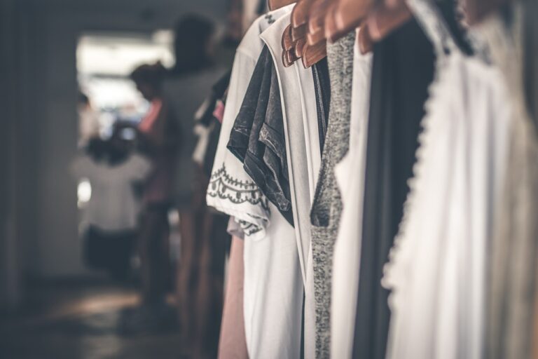 Jak rozpoznać markową odzież w secondhandzie?